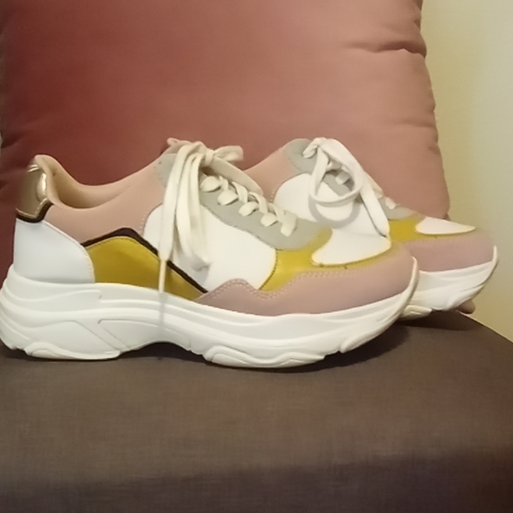 🏃 Cute Ladies' Sneakers